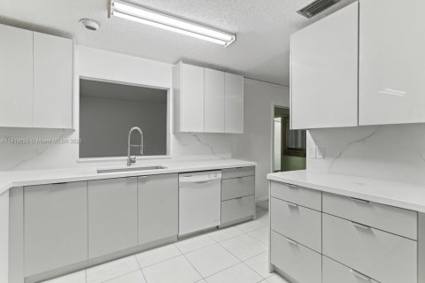 Купить виллу или дом в Норт-Лодердейл, Флорида 3 спальни, 160.81м2, № 1974766 - фото 17