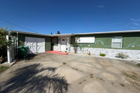 House in Port Charlotte, Florida 3 bedrooms, 142.79 sq.m. № 2303283