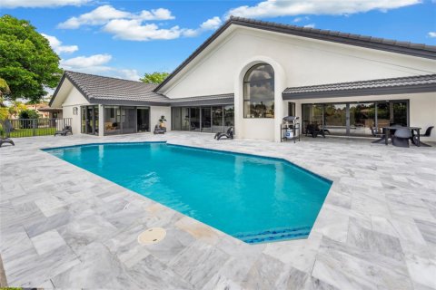 House in Boca Raton, Florida 4 bedrooms, 294.78 sq.m. № 1120145 - photo 1