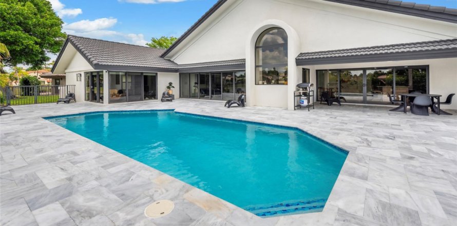 House in Boca Raton, Florida 4 bedrooms, 294.78 sq.m. № 1120145