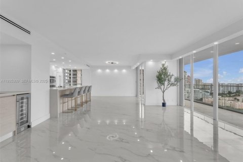 Copropriété à louer à Aventura, Floride: 3 chambres, 175.31 m2 № 1993708 - photo 2