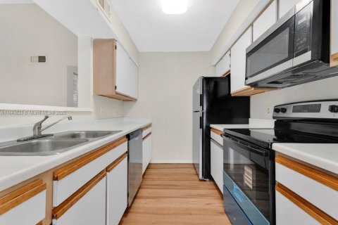 Condo in Oakland Park, Florida, 1 bedroom  № 1838706 - photo 13
