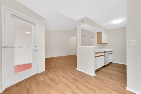 Condo in Oakland Park, Florida, 1 bedroom  № 1838706 - photo 9