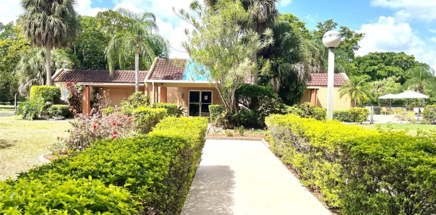Condo in Tamarac, Florida, 2 bedrooms № 1186452