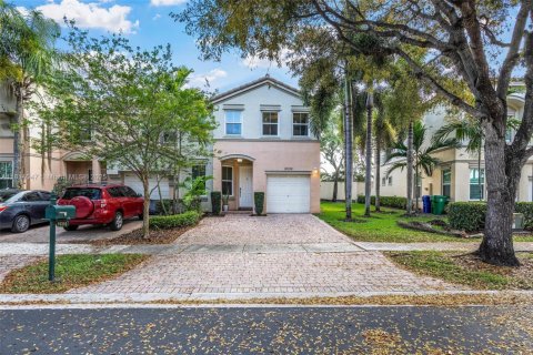 Townhouse in Miramar, Florida 3 bedrooms, 188.96 sq.m. № 1763082 - photo 6