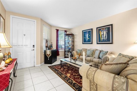 Townhouse in Miramar, Florida 3 bedrooms, 188.96 sq.m. № 1763082 - photo 11