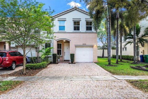 Townhouse in Miramar, Florida 3 bedrooms, 188.96 sq.m. № 1763082 - photo 5