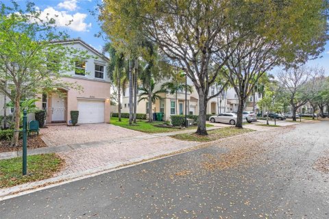 Townhouse in Miramar, Florida 3 bedrooms, 188.96 sq.m. № 1763082 - photo 1