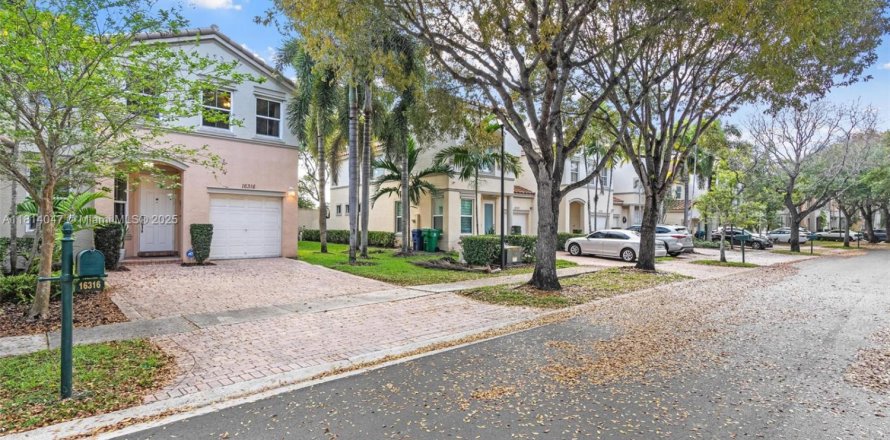Townhouse in Miramar, Florida 3 bedrooms, 188.96 sq.m. № 1763082