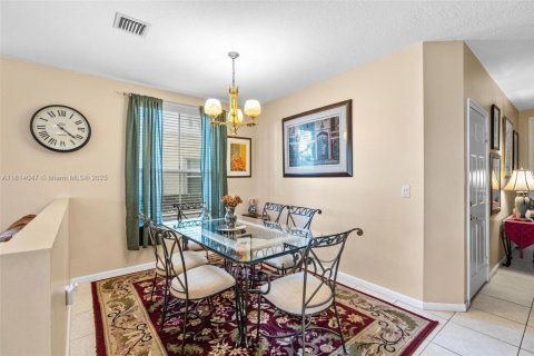 Townhouse in Miramar, Florida 3 bedrooms, 188.96 sq.m. № 1763082 - photo 13