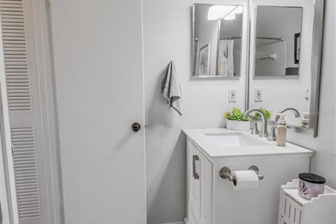 Condo in Tampa, Florida, 1 bedroom  № 2093767 - photo 19