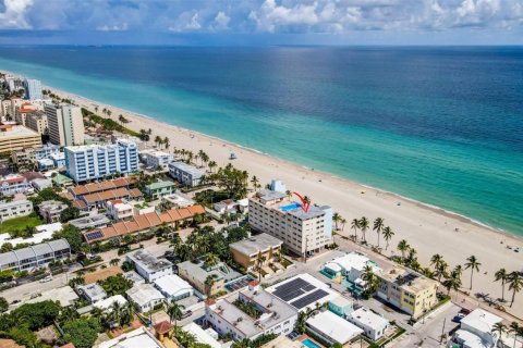 Condominio en alquiler en Hollywood, Florida, 2 dormitorios, 97.55 m2 № 1051111 - foto 1