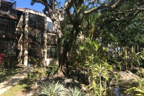 Condo in Lauderhill, Florida, 2 bedrooms  № 1117780 - photo 1