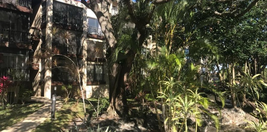 Condo in Lauderhill, Florida, 2 bedrooms № 1117780