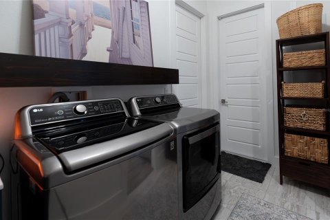 House in Sorrento, Florida 4 bedrooms, 239.87 sq.m. № 1590655 - photo 26
