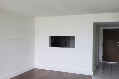 Condo in Miami, Florida, 2 bedrooms  № 1764246 - photo 8