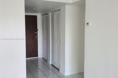 Condo in Miami, Florida, 2 bedrooms  № 1764246 - photo 11