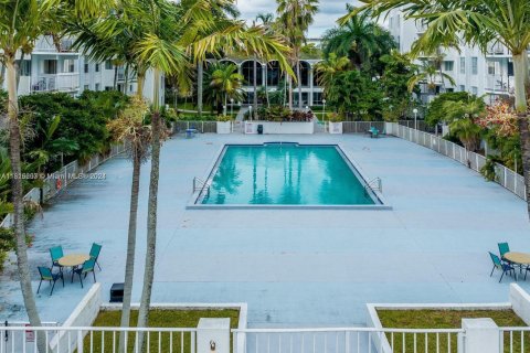 Condo in Miami, Florida, 2 bedrooms  № 1764246 - photo 2