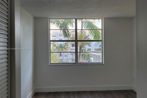 Condo in Miami, Florida, 2 bedrooms  № 1764246 - photo 7