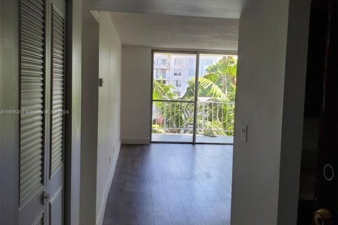 Condo in Miami, Florida, 2 bedrooms  № 1764246 - photo 16
