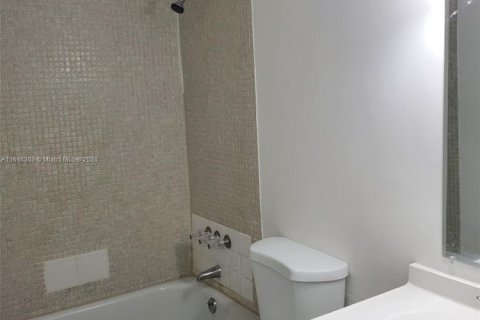 Condo in Miami, Florida, 2 bedrooms  № 1764246 - photo 6