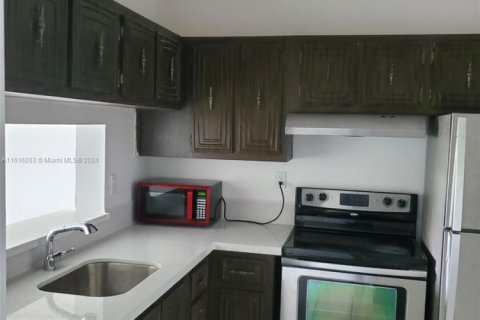 Condo in Miami, Florida, 2 bedrooms  № 1764246 - photo 13