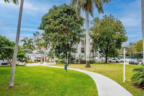 Condo in Miami, Florida, 2 bedrooms  № 1764246 - photo 4