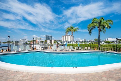 Condominio en alquiler en Hallandale Beach, Florida, 1 dormitorio, 77.48 m2 № 1925826 - foto 24