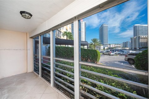 Condominio en alquiler en Hallandale Beach, Florida, 1 dormitorio, 77.48 m2 № 1925826 - foto 10