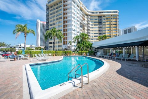 Condominio en alquiler en Hallandale Beach, Florida, 1 dormitorio, 77.48 m2 № 1925826 - foto 2