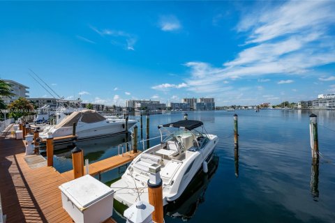 Condominio en alquiler en Hallandale Beach, Florida, 1 dormitorio, 77.48 m2 № 1925826 - foto 5