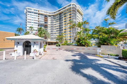 Condominio en alquiler en Hallandale Beach, Florida, 1 dormitorio, 77.48 m2 № 1925826 - foto 1