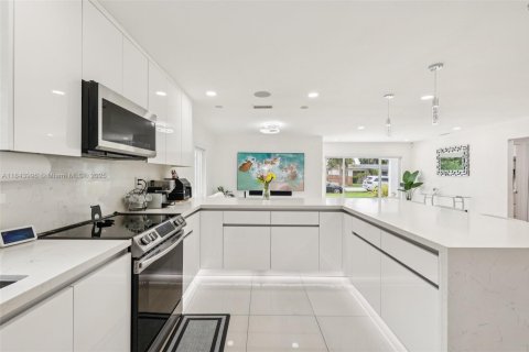 House in Davie, Florida 4 bedrooms, 138.89 sq.m. № 1847618 - photo 13