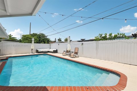 House in Davie, Florida 4 bedrooms, 138.89 sq.m. № 1847618 - photo 18