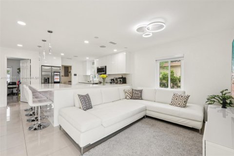 House in Davie, Florida 4 bedrooms, 138.89 sq.m. № 1847618 - photo 7