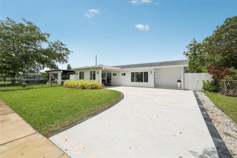 House in Davie, Florida 4 bedrooms, 138.89 sq.m. № 1847618 - photo 3