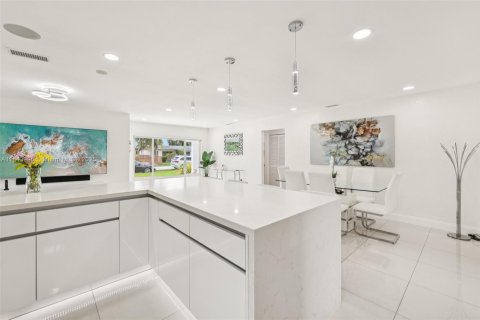 House in Davie, Florida 4 bedrooms, 138.89 sq.m. № 1847618 - photo 15