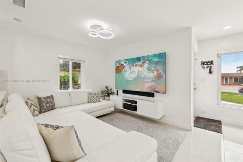 House in Davie, Florida 4 bedrooms, 138.89 sq.m. № 1847618 - photo 6