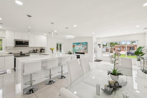 House in Davie, Florida 4 bedrooms, 138.89 sq.m. № 1847618 - photo 11