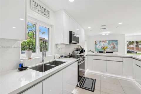 House in Davie, Florida 4 bedrooms, 138.89 sq.m. № 1847618 - photo 14