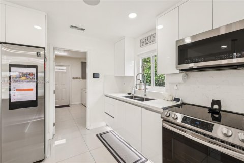 House in Davie, Florida 4 bedrooms, 138.89 sq.m. № 1847618 - photo 12