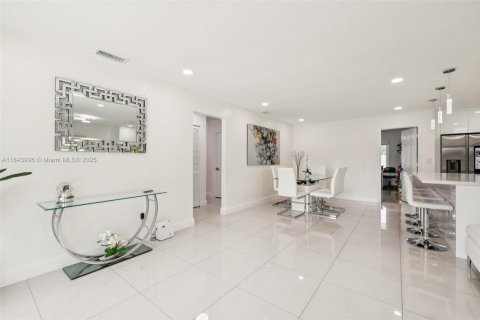 House in Davie, Florida 4 bedrooms, 138.89 sq.m. № 1847618 - photo 8