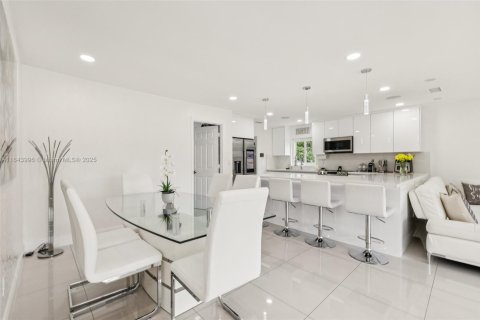 House in Davie, Florida 4 bedrooms, 138.89 sq.m. № 1847618 - photo 10