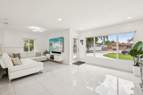 House in Davie, Florida 4 bedrooms, 138.89 sq.m. № 1847618 - photo 2