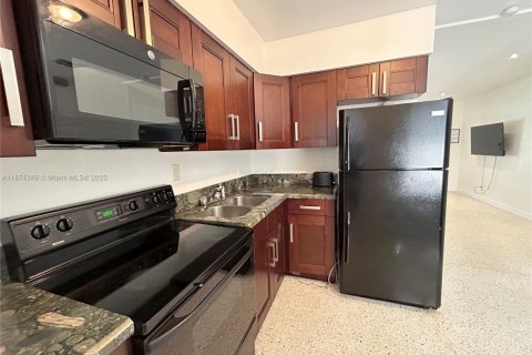 Casa en alquiler en Wilton Manors, Florida, 2 dormitorios, 78.04 m2 № 1921567 - foto 3