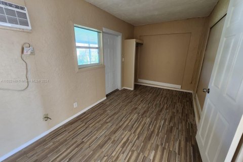 House in Sunrise, Florida 5 bedrooms, 133.22 sq.m. № 1013427 - photo 21