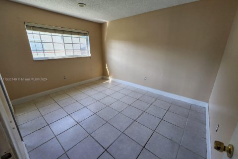 House in Sunrise, Florida 5 bedrooms, 133.22 sq.m. № 1013427 - photo 17