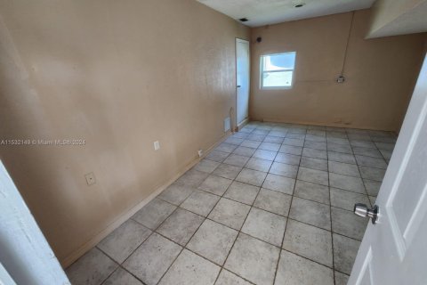 House in Sunrise, Florida 5 bedrooms, 133.22 sq.m. № 1013427 - photo 18