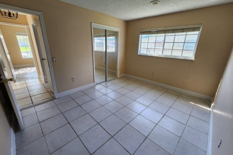 House in Sunrise, Florida 5 bedrooms, 133.22 sq.m. № 1013427 - photo 15