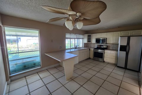 House in Sunrise, Florida 5 bedrooms, 133.22 sq.m. № 1013427 - photo 10